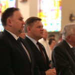 Spotkanie mieszkańców z wiceministrem obrony narodowej. Marek Kwitek - poseł PiS, Wojciech Skurkiewicz - wiceminister Obrony Narodowej i Krzysztof Lipiec - poseł PiS  / Marzena Mąkosa / Radio Kielce