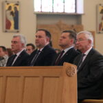 Spotkanie mieszkańców z wiceministrem obrony narodowej. Andrzej Bętkowski - wicewojewoda świętokrzyski, Marek Kwitek - poseł PiS, Wojciech Skurkiewicz - wiceminister Obrony Narodowej i Krzysztof Lipiec - poseł PiS  / Marzena Mąkosa / Radio Kielce