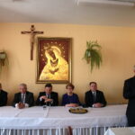 Spotkanie mieszkańców z wiceministrem obrony narodowej. Jarosław Rusiecki - senator RP, Krzysztof Lipiec - poseł PiS, Wojciech Skurkiewicz - wiceminister Obrony Narodowej, Maria Zuba - poseł PiS, Marek Kwitek - poseł PiS i Andrzej Bętkowski - wicewojewoda świętokrzyski / Marzena Mąkosa / Radio Kielce