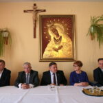 Spotkanie mieszkańców z wiceministrem obrony narodowej. Jarosław Rusiecki - senator RP, Krzysztof Lipiec - poseł PiS, Wojciech Skurkiewicz - wiceminister Obrony Narodowej, Maria Zuba - poseł PiS, Marek Kwitek - poseł PiS / Marzena Mąkosa / Radio Kielce