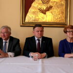 Spotkanie mieszkańców z wiceministrem obrony narodowej. Krzysztof Lipiec - poseł PiS, Wojciech Skurkiewicz - wiceminister Obrony Narodowej, Maria Zuba - poseł PiS / Marzena Mąkosa / Radio Kielce