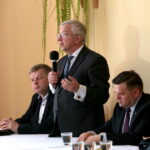 Spotkanie mieszkańców z wiceministrem obrony narodowej. Jarosław Rusiecki - senator RP, Krzysztof Lipiec - poseł PiS, Wojciech Skurkiewicz - wiceminister Obrony Narodowej, Maria Zuba - poseł PiS / Marzena Mąkosa / Radio Kielce