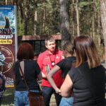 Turyści w Jaskini Raj. Jacek Dopieralski - przewodnik  / Marzena Mąkosa / Radio Kielce