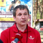 Turyści w Jaskini Raj. Jacek Dopieralski - przewodnik  / Marzena Mąkosa / Radio Kielce