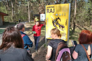 Turyści w Jaskini Raj / Marzena Mąkosa / Radio Kielce