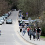 Turyści na Świętym Krzyżu / Marzena Mąkosa / Radio Kielce