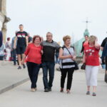 Turyści na Świętym Krzyżu / Marzena Mąkosa / Radio Kielce