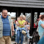 Turyści na Świętym Krzyżu / Marzena Mąkosa / Radio Kielce