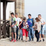 Turyści na Świętym Krzyżu / Marzena Mąkosa / Radio Kielce