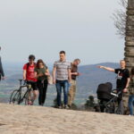 Turyści na Świętym Krzyżu / Marzena Mąkosa / Radio Kielce