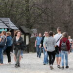 Turyści na Świętym Krzyżu / Marzena Mąkosa / Radio Kielce