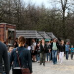 Turyści na Świętym Krzyżu / Marzena Mąkosa / Radio Kielce