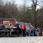 Turyści na Świętym Krzyżu / Marzena Mąkosa / Radio Kielce