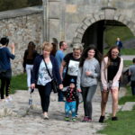 Turyści na Świętym Krzyżu / Marzena Mąkosa / Radio Kielce