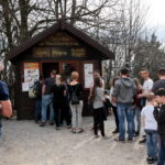 Turyści na Świętym Krzyżu / Marzena Mąkosa / Radio Kielce