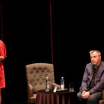 Wojciech Sumliński w KCK-u. Spotkanie z czytelnikami. Na zdjęciu: Magdalena Fogiel-Litwinek i Wojciech Sumliński - dziennikarz śledczy / Marzena Mąkosa / Radio Kielce