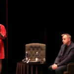 Wojciech Sumliński w KCK-u. Spotkanie z czytelnikami. Na zdjęciu: Magdalena Fogiel-Litwinek i Wojciech Sumliński - dziennikarz śledczy / Marzena Mąkosa / Radio Kielce