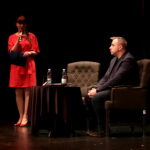 Wojciech Sumliński w KCK-u. Spotkanie z czytelnikami. Na zdjęciu: Magdalena Fogiel-Litwinek i Wojciech Sumliński - dziennikarz śledczy / Marzena Mąkosa / Radio Kielce