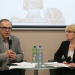 Spotkanie z cyklu „Kłopoty z historią”. Przystanek Historia IPN w Kielcach. „Symbole (nie)pamięci? Wokół sporów o ulice i pomniki”. Spotkanie z dr. Maciejem Korkuciem. Na zdjęciu: Maciej Korkuć i Dorota Koczwańska-Kalita / Marzena Mąkosa / Radio Kielce