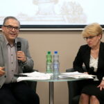 Spotkanie z cyklu „Kłopoty z historią”. Przystanek Historia IPN w Kielcach. „Symbole (nie)pamięci? Wokół sporów o ulice i pomniki”. Spotkanie z dr. Maciejem Korkuciem. Na zdjęciu: Maciej Korkuć i Dorota Koczwańska-Kalita / Marzena Mąkosa / Radio Kielce