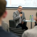 Spotkanie z cyklu „Kłopoty z historią”. Przystanek Historia IPN w Kielcach. „Symbole (nie)pamięci? Wokół sporów o ulice i pomniki”. Spotkanie z dr. Maciejem Korkuciem. Na zdjęciu: Maciej Korkuć / Marzena Mąkosa / Radio Kielce