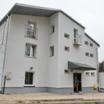 Oddanie do użytku mieszkań chronionych dla osób niepełnosprawnych. Budynek, w którym są mieszkania chronione przy ulicy Ściegiennego 142 / Marzena Mąkosa / Radio Kielce