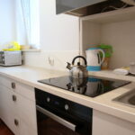 Oddanie do użytku mieszkań chronionych dla osób niepełnosprawnych. Kuchnia mieszkania chronionego  / Marzena Mąkosa / Radio Kielce