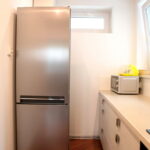 Oddanie do użytku mieszkań chronionych dla osób niepełnosprawnych. Kuchnia mieszkania chronionego  / Marzena Mąkosa / Radio Kielce