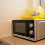 Oddanie do użytku mieszkań chronionych dla osób niepełnosprawnych. Mikrofalówka w mieszkaniu chronionym  / Marzena Mąkosa / Radio Kielce