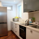 Oddanie do użytku mieszkań chronionych dla osób niepełnosprawnych. Kuchnia mieszkania chronionego  / Marzena Mąkosa / Radio Kielce