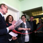 Oddanie do użytku mieszkań chronionych dla osób niepełnosprawnych. Na zdjęciu: Marek Scelina - dyrektor MOPR, Agata Wojtyszek - wojewoda świętokrzyski, Elżbieta Bojanowska - wiceminister Rodziny, Pracy i Polityki Społecznej, Wojciech Lubawski - prezydent Miasta Kielce  / Marzena Mąkosa / Radio Kielce