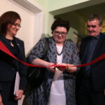 Oddanie do użytku mieszkań chronionych dla osób niepełnosprawnych.  Na zdjęciu: Agata Wojtyszek - wojewoda świętokrzyski, Elżbieta Bojanowska - wiceminister Rodziny, Pracy i Polityki Społecznej, Wojciech Lubawski - prezydent Miasta Kielce / Marzena Mąkosa / Radio Kielce