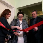 Oddanie do użytku mieszkań chronionych dla osób niepełnosprawnych.  Na zdjęciu: Agata Wojtyszek - wojewoda świętokrzyski, Elżbieta Bojanowska - wiceminister Rodziny, Pracy i Polityki Społecznej, Wojciech Lubawski - prezydent Miasta Kielce / Marzena Mąkosa / Radio Kielce