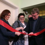 Oddanie do użytku mieszkań chronionych dla osób niepełnosprawnych.  Na zdjęciu: Agata Wojtyszek - wojewoda świętokrzyski, Elżbieta Bojanowska - wiceminister Rodziny, Pracy i Polityki Społecznej, Wojciech Lubawski - prezydent Miasta Kielce / Marzena Mąkosa / Radio Kielce
