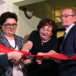 Oddanie do użytku mieszkań chronionych dla osób niepełnosprawnych. Elżbieta Bojanowska - wiceminister Rodziny, Pracy i Polityki Społecznej, Magdalena Gościniewicz i Marek Scelina - dyrektor MOPR / Marzena Mąkosa / Radio Kielce