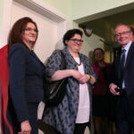 Oddanie do użytku mieszkań chronionych dla osób niepełnosprawnych. Na zdjęciu: Agata Wojtyszek - wojewoda świętokrzyski, Elżbieta Bojanowska - wiceminister Rodziny i Marek Scelina - dyrektor MOPR / Marzena Mąkosa / Radio Kielce