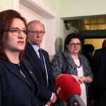 Oddanie do użytku mieszkań chronionych dla osób niepełnosprawnych. Na zdjęciu: Agata Wojtyszek - wojewoda świętokrzyski, Marek Scelina - dyrektor MOPR, Elżbieta Bojanowska - wiceminister Rodziny, Pracy i Polityki Społecznej, Wojciech Lubawski - prezydent Miasta Kielce  / Marzena Mąkosa / Radio Kielce