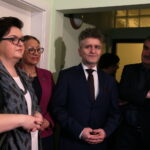 Oddanie do użytku mieszkań chronionych dla osób niepełnosprawnych. Elżbieta Bojanowska - wiceminister Rodziny, Pracy i Polityki Społecznej, Marianna Noworycka-Gniatkowska i Krzysztof Słoń - senator RP / Marzena Mąkosa / Radio Kielce