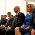 Minister Spraw Wewnętrznych i Administracji Joachim Brudziński wręczył samorządowcom warte ponad 30 milionów złotych promesy na dofinansowanie odbudowy infrastruktury drogowej zniszczonej przez kataklizmy / Marzena Mąkosa / Radio Kielce