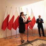 Minister Spraw Wewnętrznych i Administracji Joachim Brudziński wręczył samorządowcom warte ponad 30 milionów złotych promesy na dofinansowanie odbudowy infrastruktury drogowej zniszczonej przez kataklizmy / Marzena Mąkosa / Radio Kielce