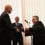 Minister Spraw Wewnętrznych i Administracji Joachim Brudziński wręczył samorządowcom warte ponad 30 milionów złotych promesy na dofinansowanie odbudowy infrastruktury drogowej zniszczonej przez kataklizmy / Marzena Mąkosa / Radio Kielce