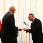 Minister Spraw Wewnętrznych i Administracji Joachim Brudziński wręczył samorządowcom warte ponad 30 milionów złotych promesy na dofinansowanie odbudowy infrastruktury drogowej zniszczonej przez kataklizmy / Marzena Mąkosa / Radio Kielce