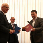 Minister Spraw Wewnętrznych i Administracji Joachim Brudziński wręczył samorządowcom warte ponad 30 milionów złotych promesy na dofinansowanie odbudowy infrastruktury drogowej zniszczonej przez kataklizmy / Marzena Mąkosa / Radio Kielce