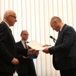 Minister Spraw Wewnętrznych i Administracji Joachim Brudziński wręczył samorządowcom warte ponad 30 milionów złotych promesy na dofinansowanie odbudowy infrastruktury drogowej zniszczonej przez kataklizmy / Marzena Mąkosa / Radio Kielce