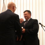 Minister Spraw Wewnętrznych i Administracji Joachim Brudziński wręczył samorządowcom warte ponad 30 milionów złotych promesy na dofinansowanie odbudowy infrastruktury drogowej zniszczonej przez kataklizmy / Marzena Mąkosa / Radio Kielce