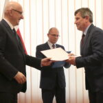 Minister Spraw Wewnętrznych i Administracji Joachim Brudziński wręczył samorządowcom warte ponad 30 milionów złotych promesy na dofinansowanie odbudowy infrastruktury drogowej zniszczonej przez kataklizmy / Marzena Mąkosa / Radio Kielce