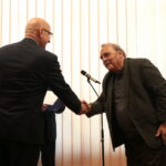 Minister Spraw Wewnętrznych i Administracji Joachim Brudziński wręczył samorządowcom warte ponad 30 milionów złotych promesy na dofinansowanie odbudowy infrastruktury drogowej zniszczonej przez kataklizmy / Marzena Mąkosa / Radio Kielce