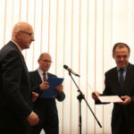 Minister Spraw Wewnętrznych i Administracji Joachim Brudziński wręczył samorządowcom warte ponad 30 milionów złotych promesy na dofinansowanie odbudowy infrastruktury drogowej zniszczonej przez kataklizmy / Marzena Mąkosa / Radio Kielce