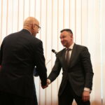 Minister Spraw Wewnętrznych i Administracji Joachim Brudziński wręczył samorządowcom warte ponad 30 milionów złotych promesy na dofinansowanie odbudowy infrastruktury drogowej zniszczonej przez kataklizmy / Marzena Mąkosa / Radio Kielce