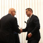 Minister Spraw Wewnętrznych i Administracji Joachim Brudziński wręczył samorządowcom warte ponad 30 milionów złotych promesy na dofinansowanie odbudowy infrastruktury drogowej zniszczonej przez kataklizmy / Marzena Mąkosa / Radio Kielce